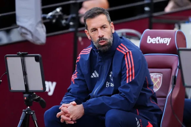 Gary Neville Urges Ruud van Nistelrooy to Consider Significant Changes at Manchester United Following Erik ten Hag's Departure